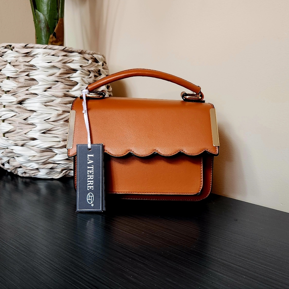 LA TERRE | BROWN HAND/CROSSBODY BAG WITH BUTTON AND ZIPPER CLOSURE